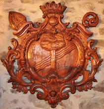 18.03.2009 - Wappen des Abts mit Mitra, Fürstenhut und Krummstab; in der Mitte sowohl die Heister (für Buche) als auch der Heisterbach / Klick vergrößert Bild