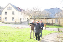 18.03.2009 - Pfarrer Kalckert führt uns über das ehemalige Klostergelände / Klick vergrößert Bild