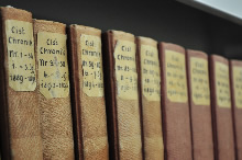18.03.2009 - Erstausgabe der "Cistercienser Chronik" von 1889 und weitere Bände im Regal / Klick vergrößert Bild