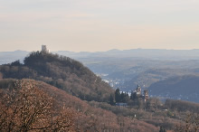 18.03.2009 - Blick vom Petersberg ins Rheintal, links die Burgruine Drachenfels, rechts das Schloss Drachenburg / Klick vergrößert Bild
