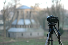 03.04.2009 - Die Abtei im Morgenlicht im Blick: Fotokamera auf Stativ / Klick vergrößert Bild
