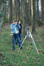 03.04.2009 - Frank und Praktikant Tristan nutzen das frühe Morgenlicht im Wald hinter der Chorruine / Klick vergrößert Bild