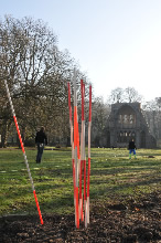 03.04.2009 - Archäologinnen stecken die Grabungsfläche um die ehemalige Klausur ab. / Klick vergrößert Bild