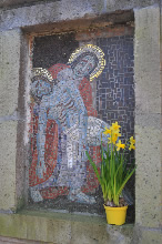 03.04.2009 - Mosaik mit christlichem Motiv am Rundgang um das Abteigelände; die Osterglocke wird von den Cellitinnen gepflegt / Klick vergrößert Bild