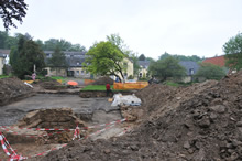 08.05.2009 - Grabung, im Hintergrund die ehemaligen Wirtschaftsgebäude / Klick vergrößert Bild