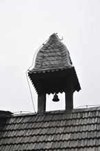 08.05.2009 - Glockentürmchen auf dem Kirchhof - manche sagen, die Glocke stamme vom Petersberg / Klick vergrößert Bild
