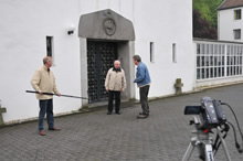08.05.2009 - Vorbereitung eines Interviews mit Pfr. i. R. Kalckert vor der Kirche der Cellitinnen / Klick vergrößert Bild