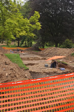 08.05.2009 - Absperrung an der Grabung und Archäologen-Alltag: Arbeiten im Regen unter dem Schirm / Klick vergrößert Bild