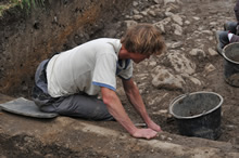08.05.2009 - Archäologe bei der Grabungsarbeit / Klick vergrößert Bild