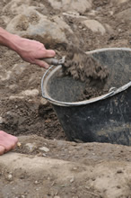 08.05.2009 - Ein archäologisches Hauptinstrument: nicht Pinsel, sondern Kelle / Klick vergrößert Bild