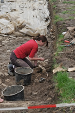 08.05.2009 - Eine prüfend blickende Archäologin beim Graben / Klick vergrößert Bild