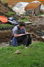 08.05.2009 - Auch heute noch effizient: handgezeichnete Grabungsskizzen, wie sie diese Archäologin anfertigt / Klick vergrößert Bild