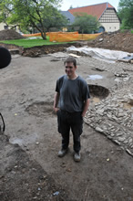 08.05.2009 - Hr. Keller auf dem Planum vor dem Interview; im Hintergrund die Zehntscheune / Klick vergrößert Bild
