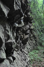 08.05.2009 - Zerklüftete Basaltwand am Weilberg / Klick vergrößert Bild