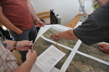 29.06.2009 - Wir besprechen die erste Version des 3D-Landschaftsmodells mit  Grabungsleiter Christoph Keller. / Klick vergrößert Bild