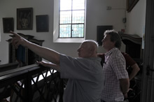 29.06.2009 - Pfarrer Kalckert zeigt uns eine seiner früheren Wirkungsstätten: die Kapelle auf dem Petersberg / Klick vergrößert Bild