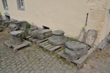 29.06.2009 - Steinfragmente aus der früheren Abtei, die noch auf dem Klostergelände aufbewahrt werden / Klick vergrößert Bild