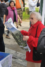 Foto vom 26.04.2009 - Eine ältere Dame betrachtet die Karte. / Klick vergrößert Bild