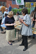Foto vom 26.04.2009 - Dr. Gisela Tervooren von der EN-Agentur im Gespräch mit einer Zeitungsredakteurin / Klick vergrößert Bild