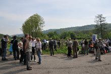 Foto vom 26.04.2009 - Zwischenstopp am "Gut Rochholz", einem der dreidimensional hervorgehobenen POI auf der Wander-/Panoramakarte / Klick vergrößert Bild